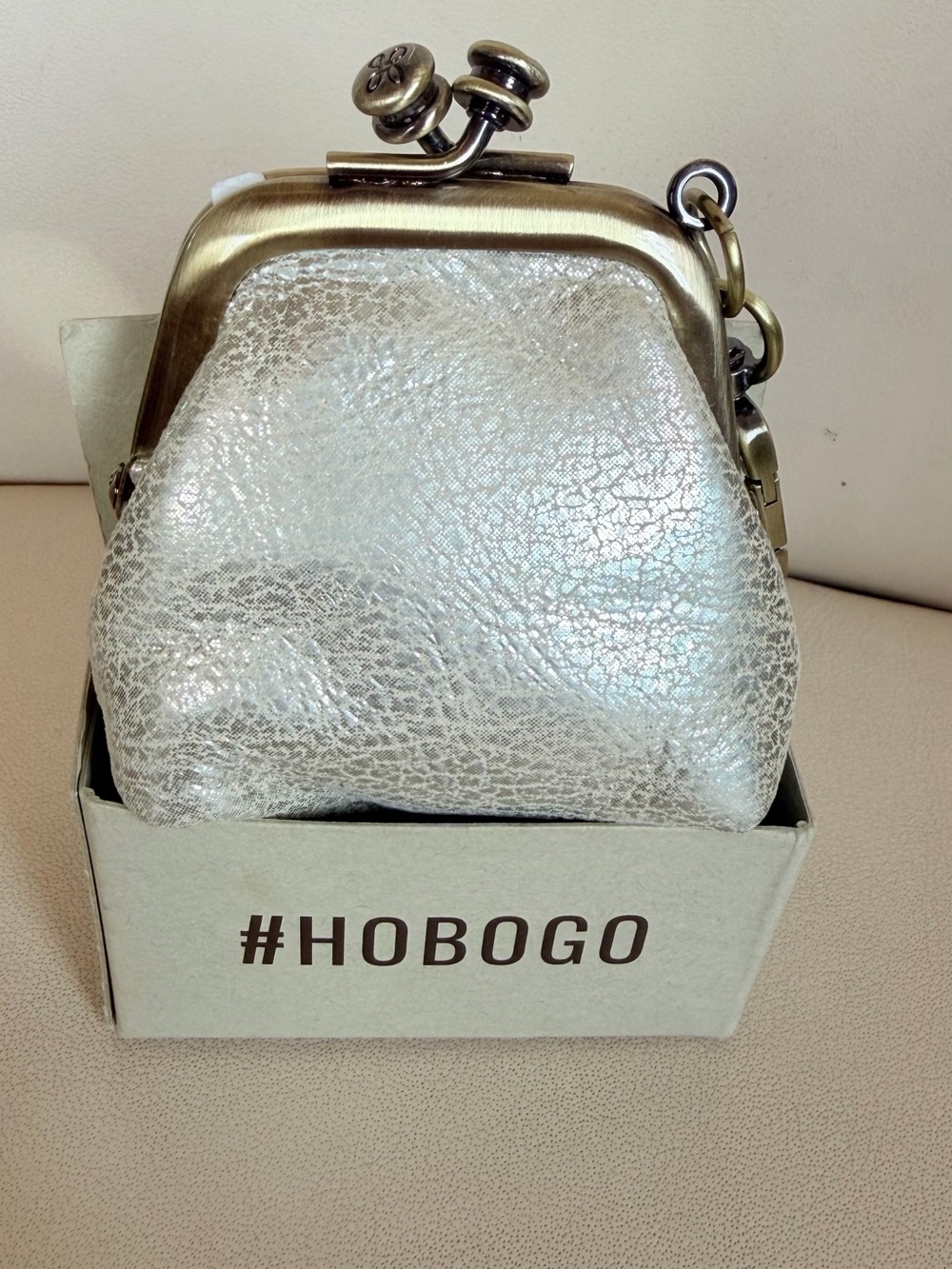 HOBO Metallic Textured Coin Pouch -  Run Frame Pouch - Pearlized Silver! NWT. - Picture 4 of 8